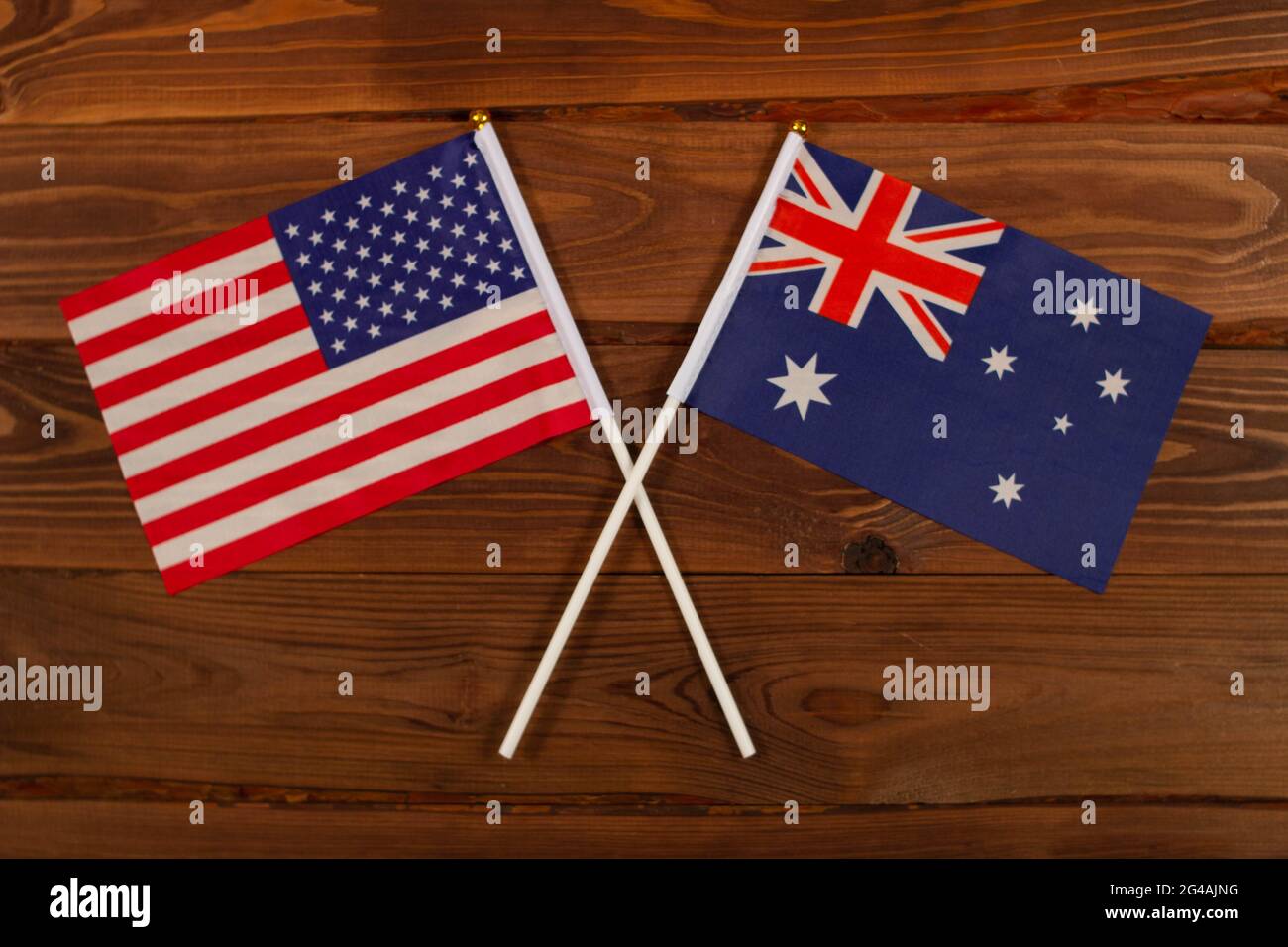 Drapeau des États-Unis et drapeau de l'Australie croisés. États-Unis contre Australie. L'image illustre la relation entre les pays. Photographie pour Banque D'Images