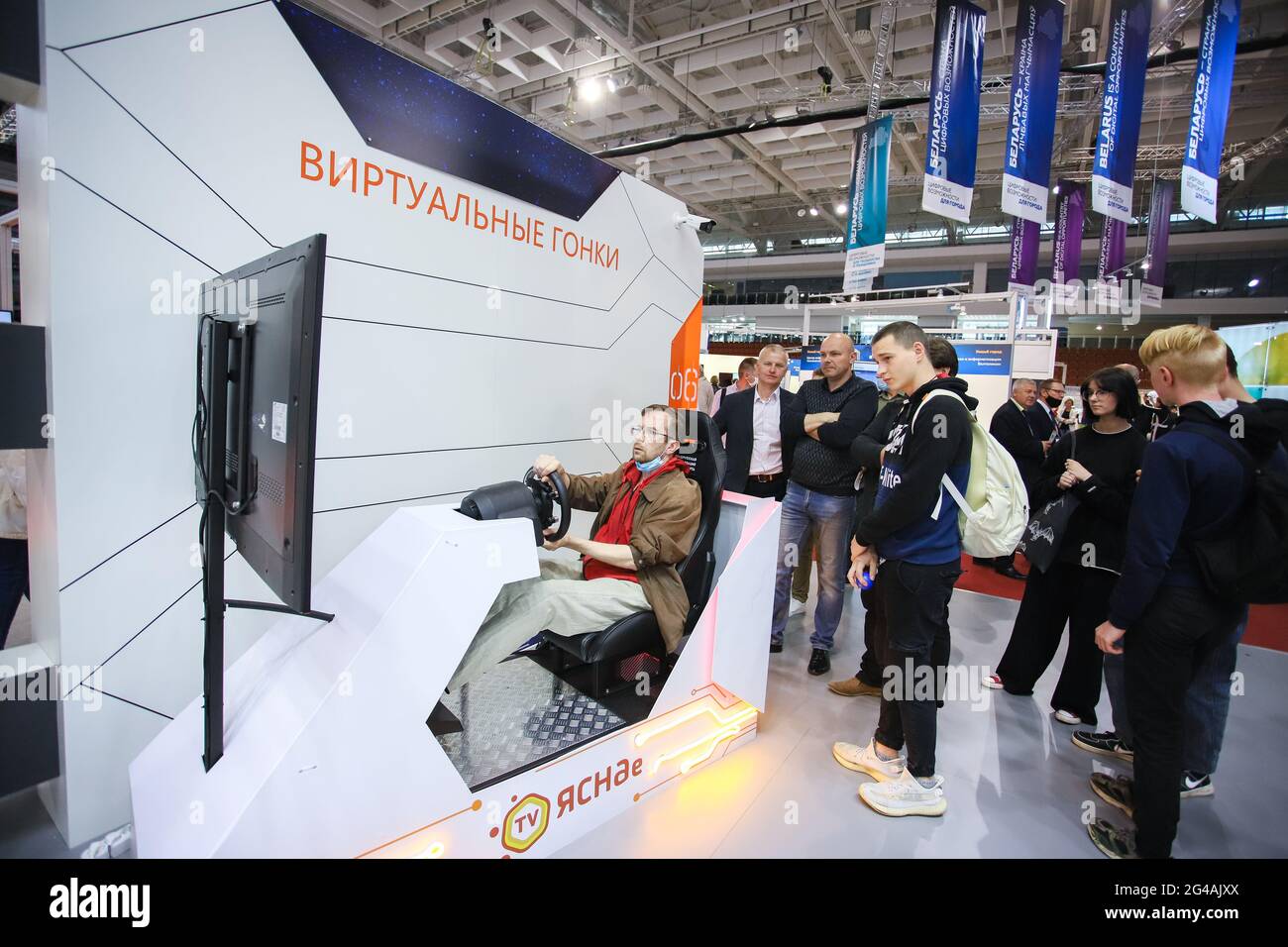 Minsk. Belarus - 05.31.2021 - UN homme joue un jeu vidéo à l'exposition Tibo à Minsk, en Biélorussie. Photo de haute qualité Banque D'Images