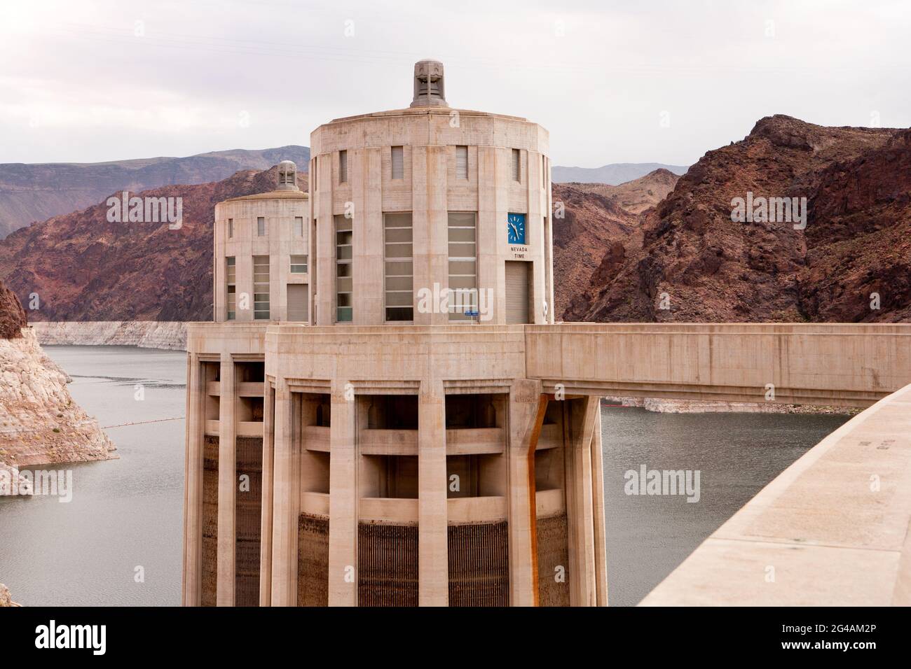 Une tour montrant l'époque du nevada au barrage Hoover, à la frontière du Nevada et de l'Arizona. Banque D'Images