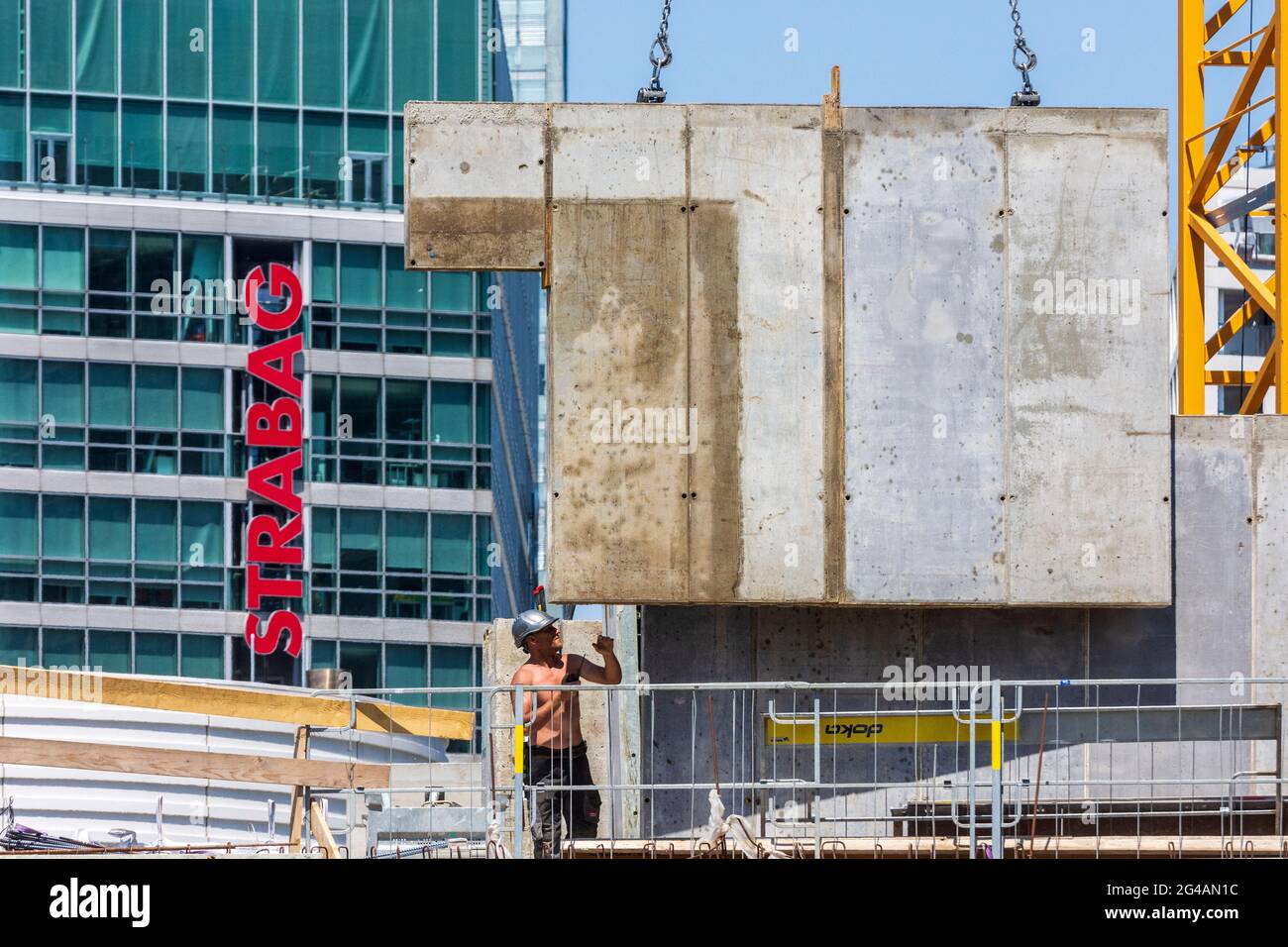 Wien, Vienne: Grue monte partie en béton préfabriqué, ouvrier de construction, logo STRABAG en 22. Donaustadt, Wien, Autriche Banque D'Images