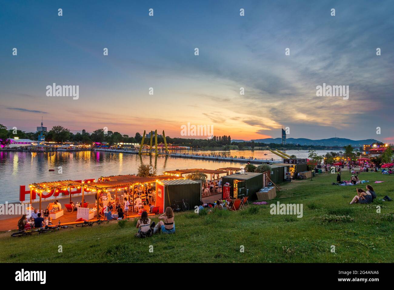 Wien, Vienne: Zone de loisirs Plage de Copa au fleuve Neue Donau (Nouveau Danube), gens sur la prairie, bar, vue sur Wienerwald et Tour du Millénaire en 22. Don Banque D'Images