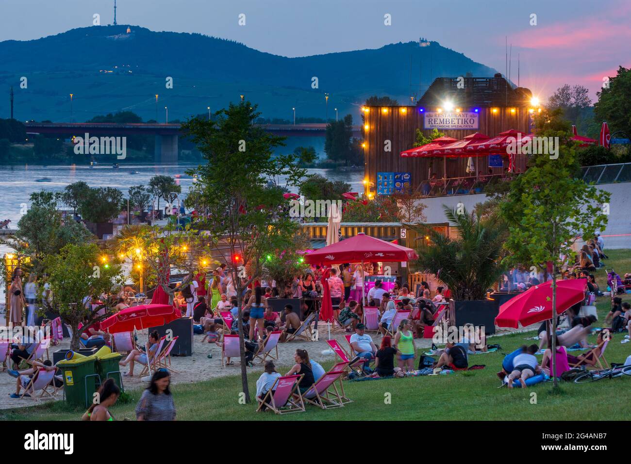 Wien, Vienne: Zone de loisirs Plage de Copa au fleuve Neue Donau (Nouveau Danube), gens sur la prairie, bar, vue sur Wienerwald et Tour du Millénaire en 22. Don Banque D'Images