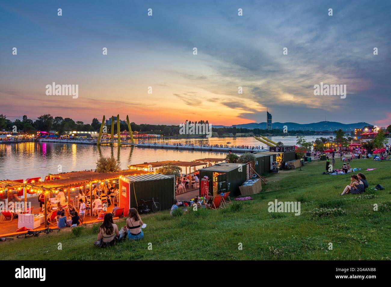 Wien, Vienne: Zone de loisirs Plage de Copa au fleuve Neue Donau (Nouveau Danube), gens sur la prairie, bar, vue sur Wienerwald et Tour du Millénaire en 22. Don Banque D'Images