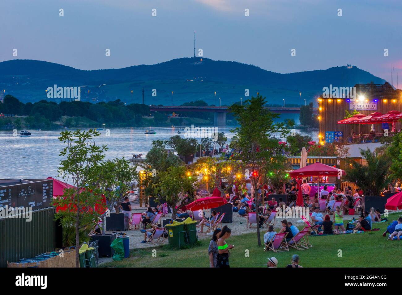Wien, Vienne: Zone de loisirs Plage de Copa au fleuve Neue Donau (Nouveau Danube), gens sur la prairie, bar, vue sur Wienerwald et Tour du Millénaire en 22. Don Banque D'Images