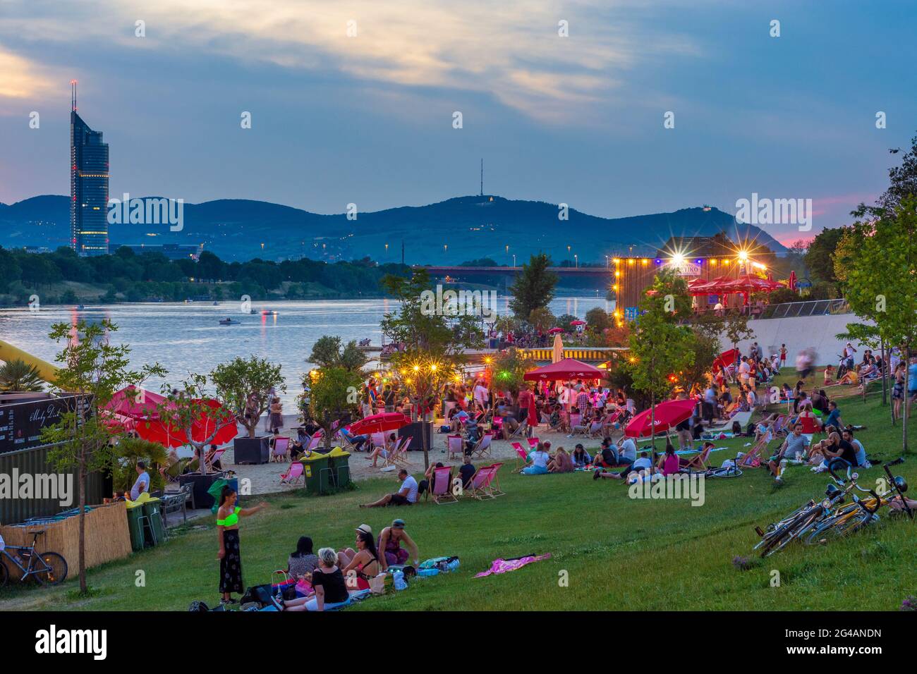 Wien, Vienne: Zone de loisirs Plage de Copa au fleuve Neue Donau (Nouveau Danube), gens sur la prairie, bar, vue sur Wienerwald et Tour du Millénaire en 22. Don Banque D'Images