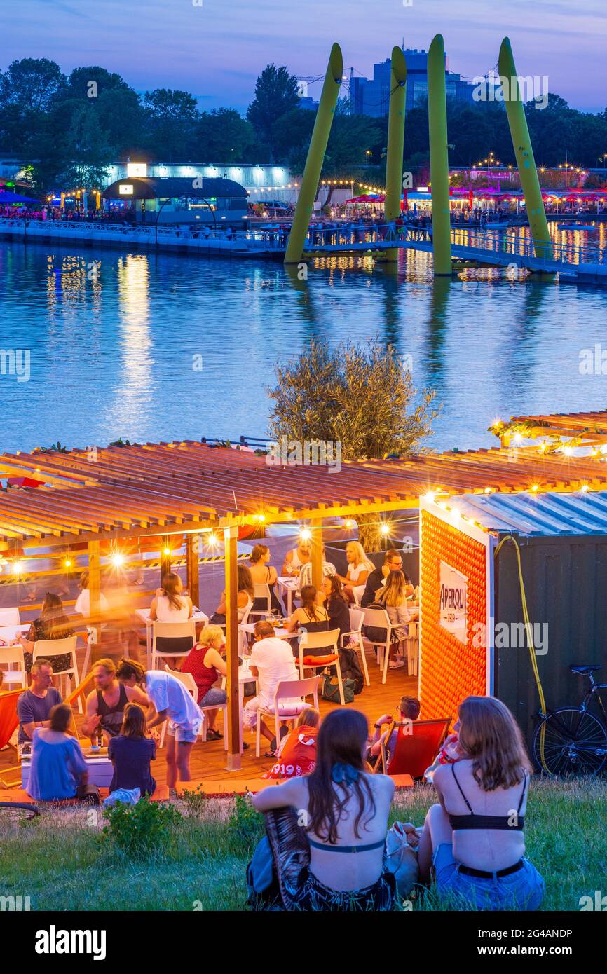 Wien, Vienne: Zone de loisirs Plage de Copa au fleuve Neue Donau (Nouveau Danube), bar, vue sur la ville submergée à l'île de Donauinsel, pont flottant en 22 Banque D'Images