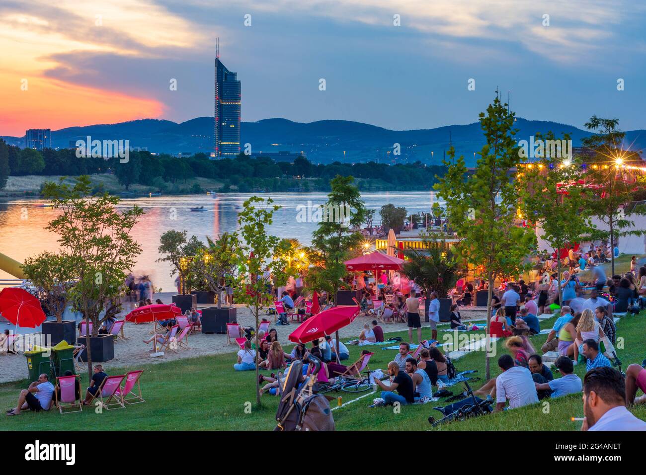 Wien, Vienne: Zone de loisirs Plage de Copa au fleuve Neue Donau (Nouveau Danube), gens sur la prairie, bar, vue sur Wienerwald et Tour du Millénaire en 22. Don Banque D'Images