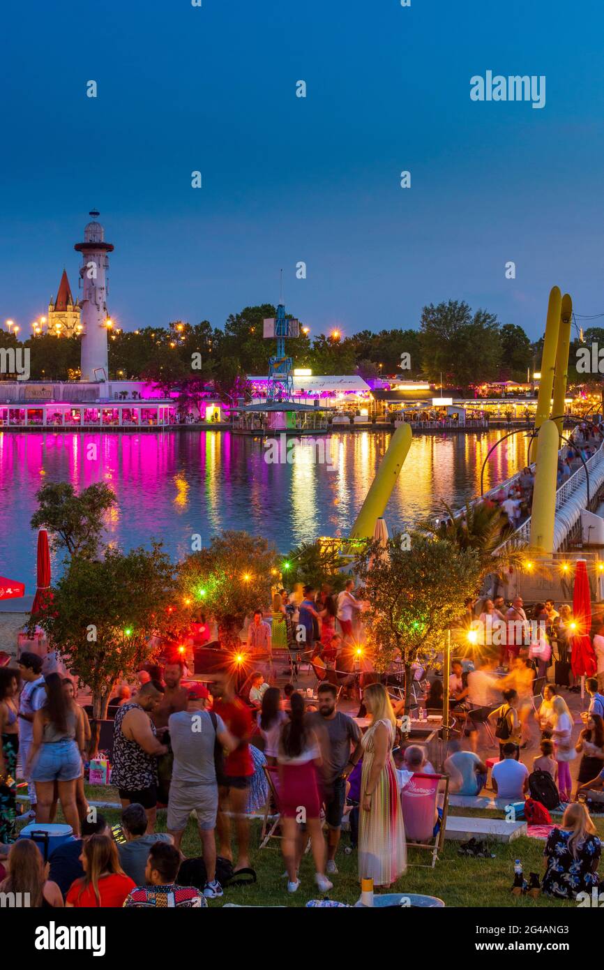 Wien, Vienne: Zone de loisirs Plage de Copa au fleuve Neue Donau (Nouveau Danube), bar, vue sur la ville submergée à l'île de Donauinsel, pont flottant en 22 Banque D'Images