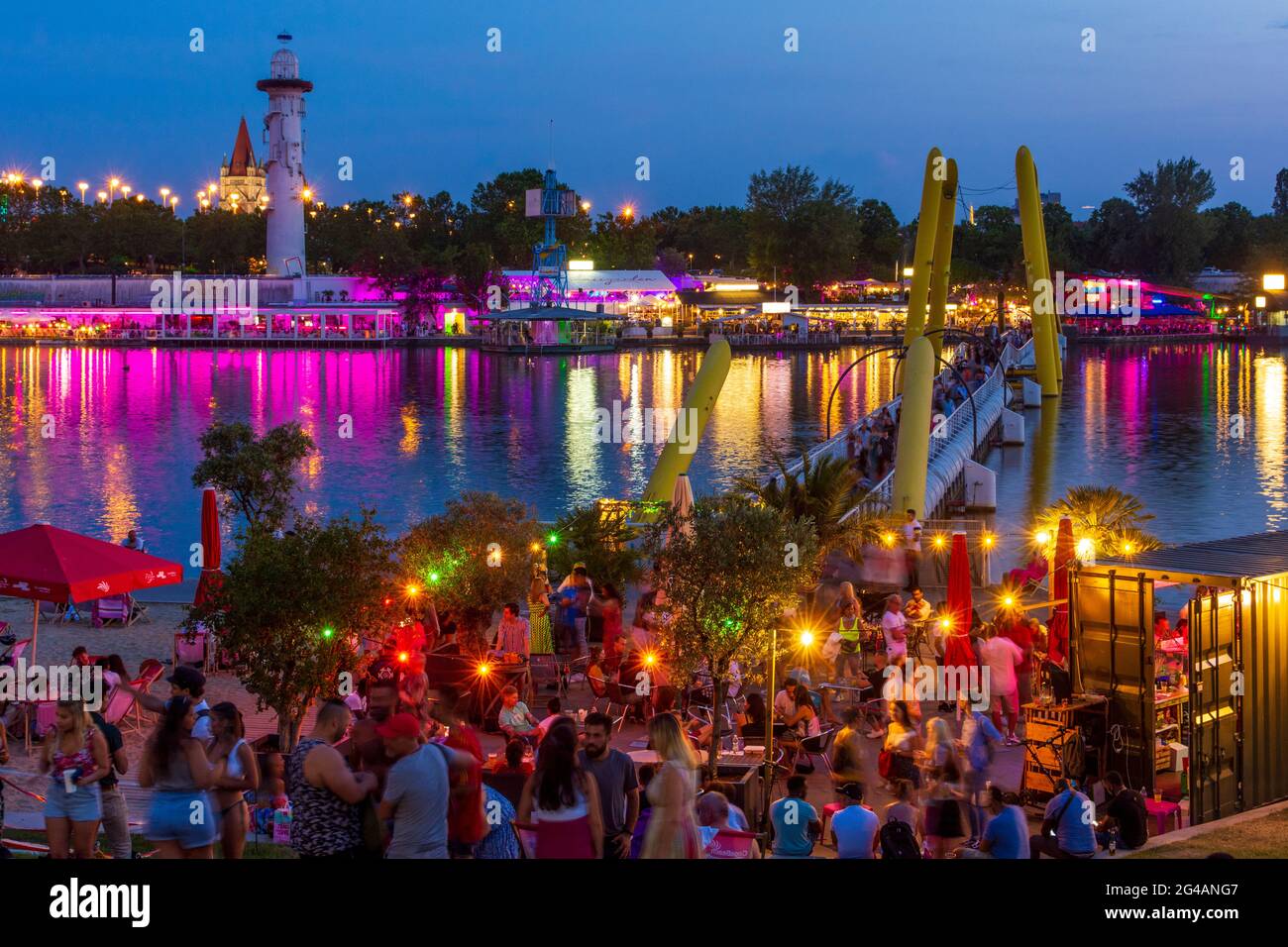 Wien, Vienne: Zone de loisirs Plage de Copa au fleuve Neue Donau (Nouveau Danube), bar, vue sur la ville submergée à l'île de Donauinsel, pont flottant en 22 Banque D'Images