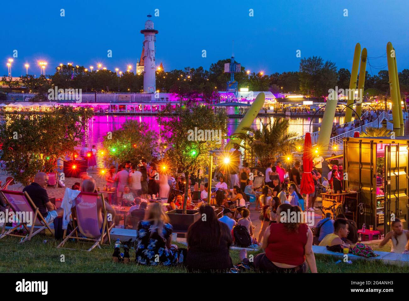 Wien, Vienne: Zone de loisirs Plage de Copa au fleuve Neue Donau (Nouveau Danube), bar, vue sur la ville submergée à l'île de Donauinsel, pont flottant en 22 Banque D'Images