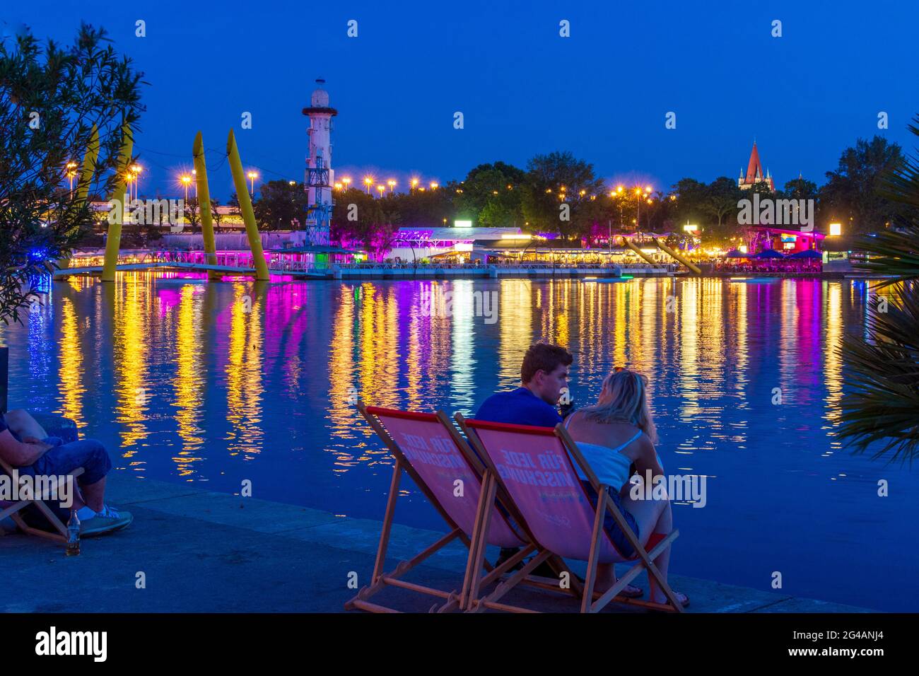 Wien, Vienne: Zone de loisirs Plage de Copa au fleuve Neue Donau (Nouveau Danube), vue sur la zone de la ville submergée à l'île de Donauinsel, pont flottant, les gens sur Banque D'Images