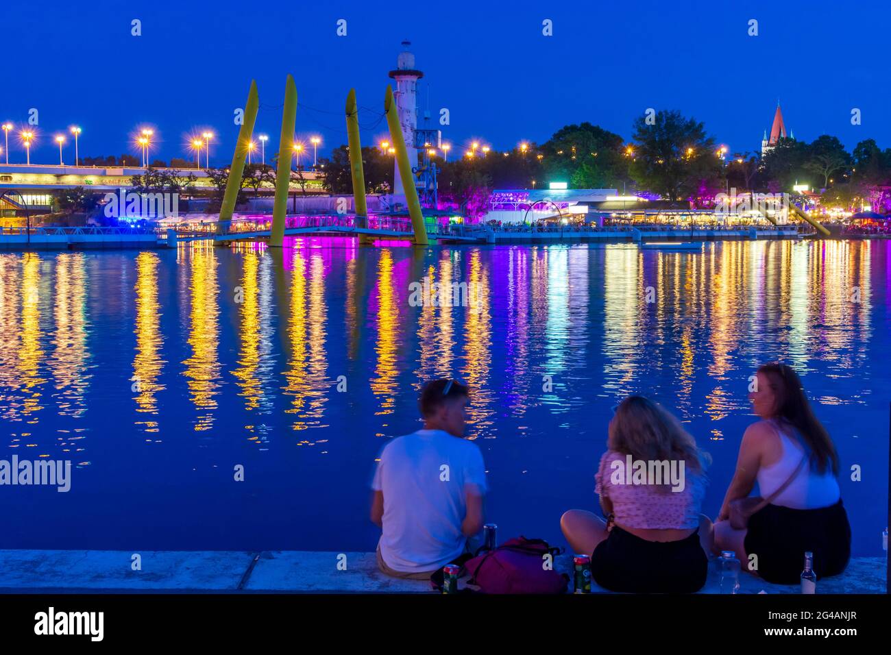 Wien, Vienne: Zone de loisirs Plage de Copa au fleuve Neue Donau (Nouveau Danube), vue sur la zone de la ville submergée à l'île de Donauinsel, pont flottant, les gens sur Banque D'Images