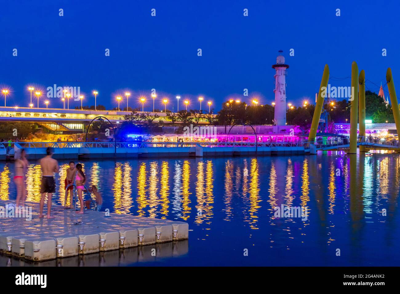 Wien, Vienne: Zone de loisirs Plage de Copa au fleuve Neue Donau (Nouveau Danube), vue sur la zone de la ville submergée à l'île de Donauinsel, pont flottant, les gens sur Banque D'Images
