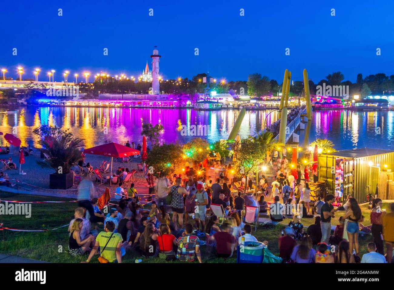 Wien, Vienne: Zone de loisirs Plage de Copa au fleuve Neue Donau (Nouveau Danube), bar, vue sur la ville submergée à l'île de Donauinsel, pont flottant en 22 Banque D'Images