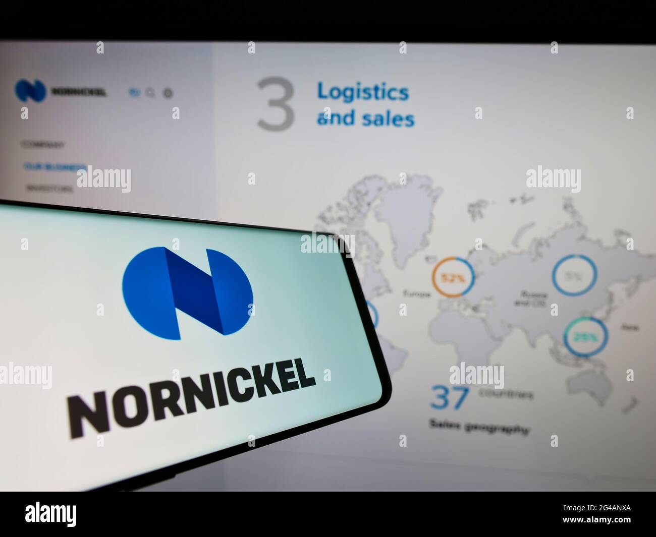 Téléphone mobile avec logo de la société minière russe Norilsk Nickel (Nornickel) à l'écran devant le site Web. Effectuez la mise au point au centre-droit de l'écran du téléphone. Banque D'Images