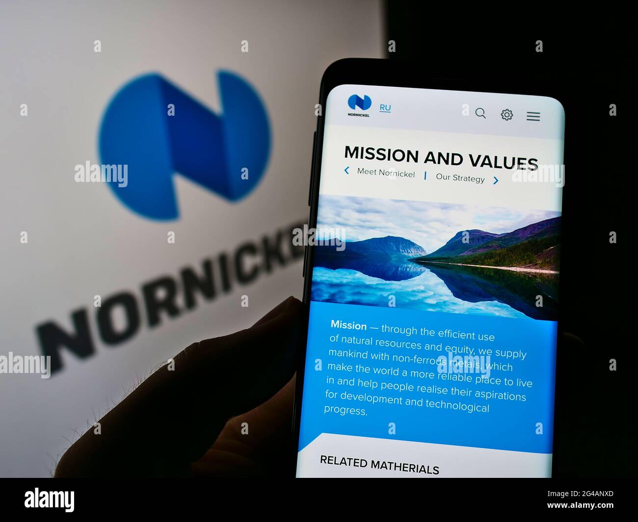 Personne tenant un téléphone portable avec la page web de la société minière russe Norilsk Nickel (Nornickel) à l'écran avec logo. Concentrez-vous sur le centre de l'écran du téléphone. Banque D'Images