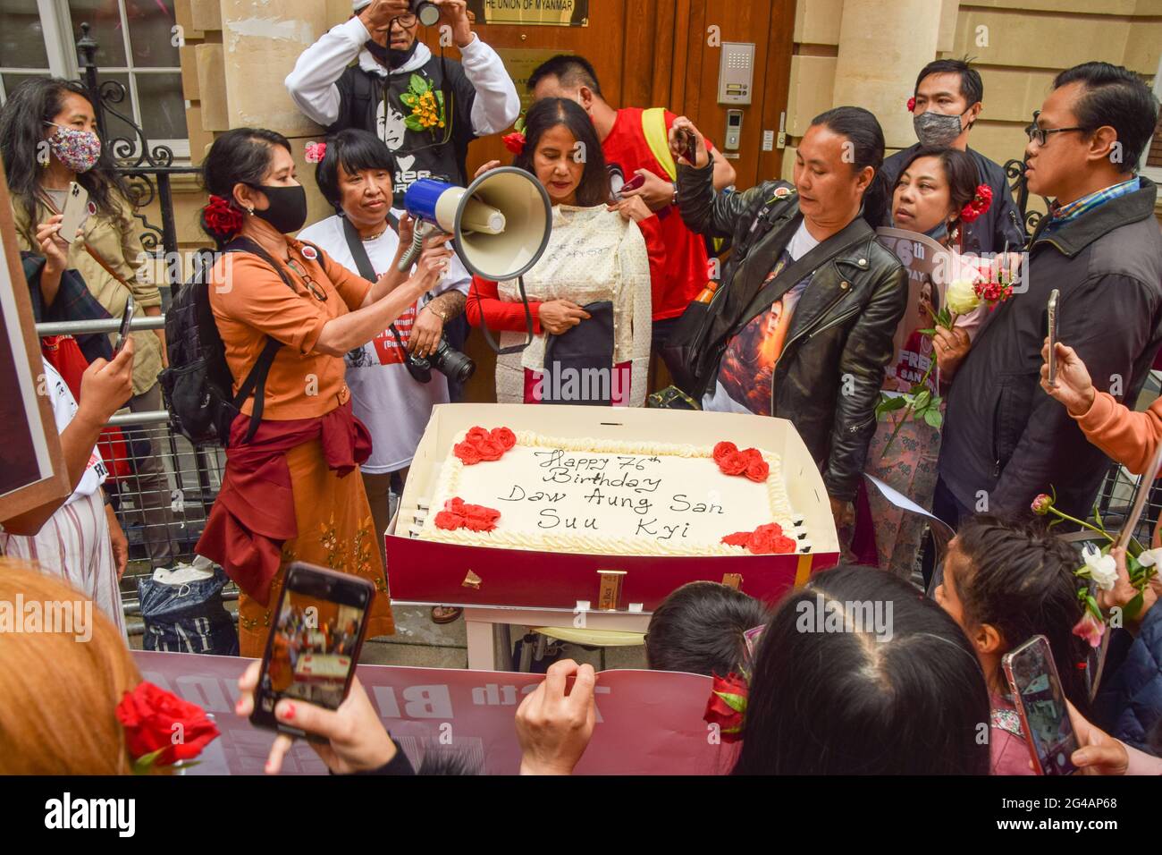 Londres, Royaume-Uni. 19 juin 2021. Les manifestants apportent un gâteau d'anniversaire devant l'ambassade du Myanmar à Mayfair. Les manifestants anti-coup du Myanmar ont défilé dans le centre de Londres à l'occasion de l'anniversaire d'Aung San Suu Kyi. Banque D'Images