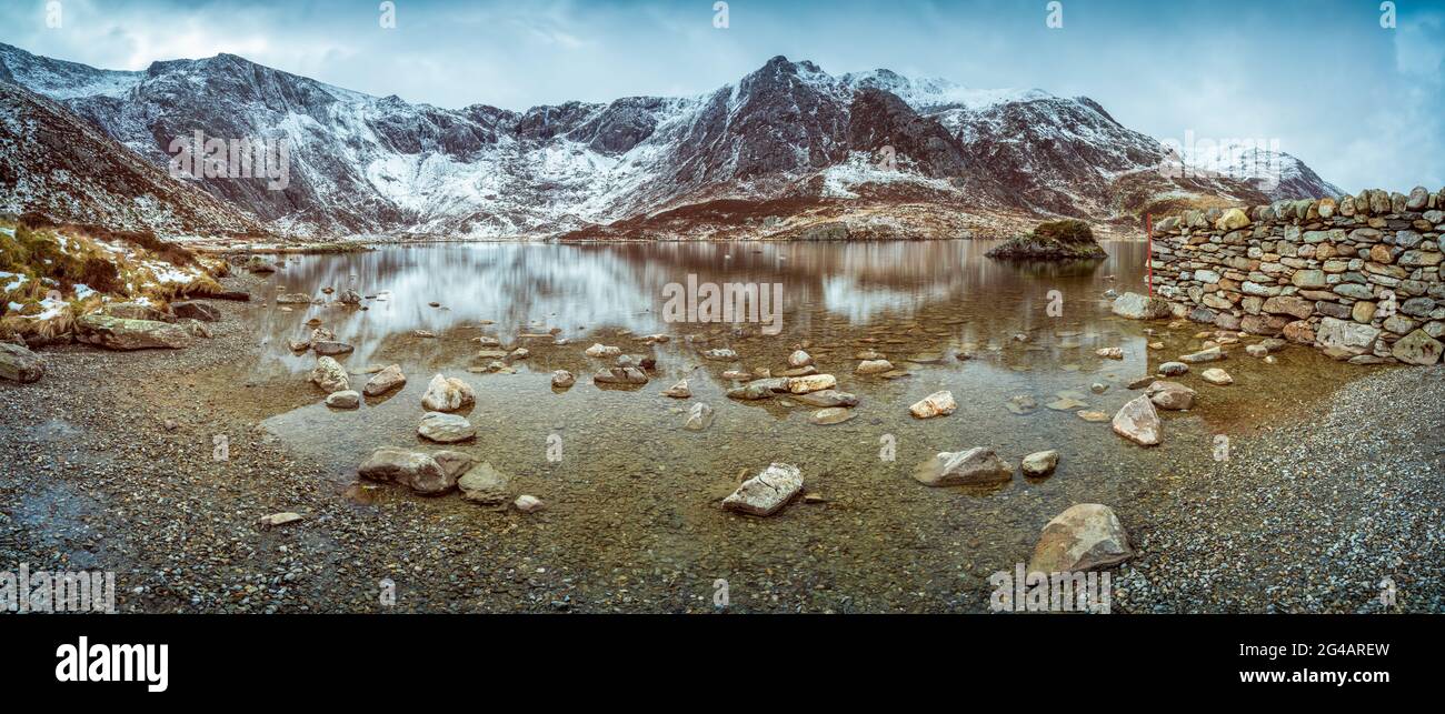 Llyn Idwal et la gamme Glyderau Banque D'Images