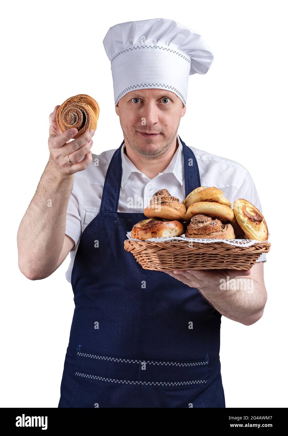 Chef cuisinier, boulanger ou serveur, sur fond blanc, présente les petits  pains cuits, tient un petit pain dans une main, d'autre part il y a un  panier en osier avec un petit