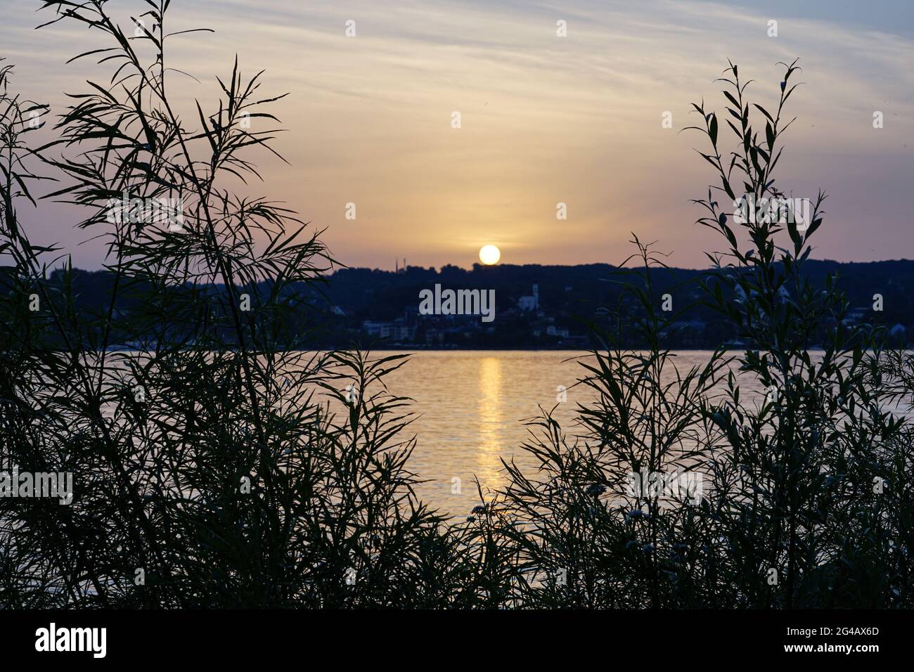 Magnifique coucher de soleil sur le lac de Starnberg, en Bavière. Banque D'Images