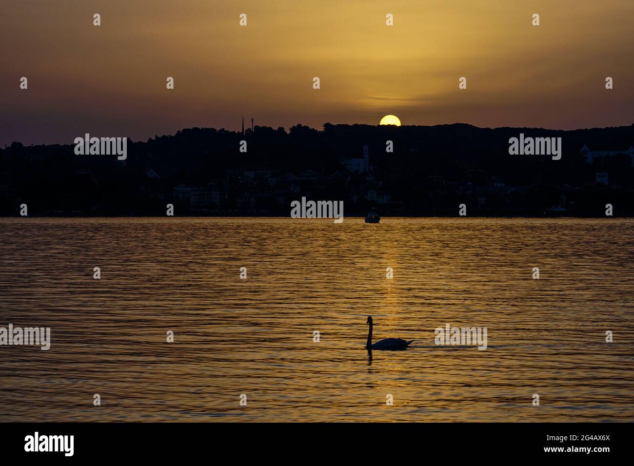 Magnifique coucher de soleil sur le lac de Starnberg, en Bavière. Banque D'Images