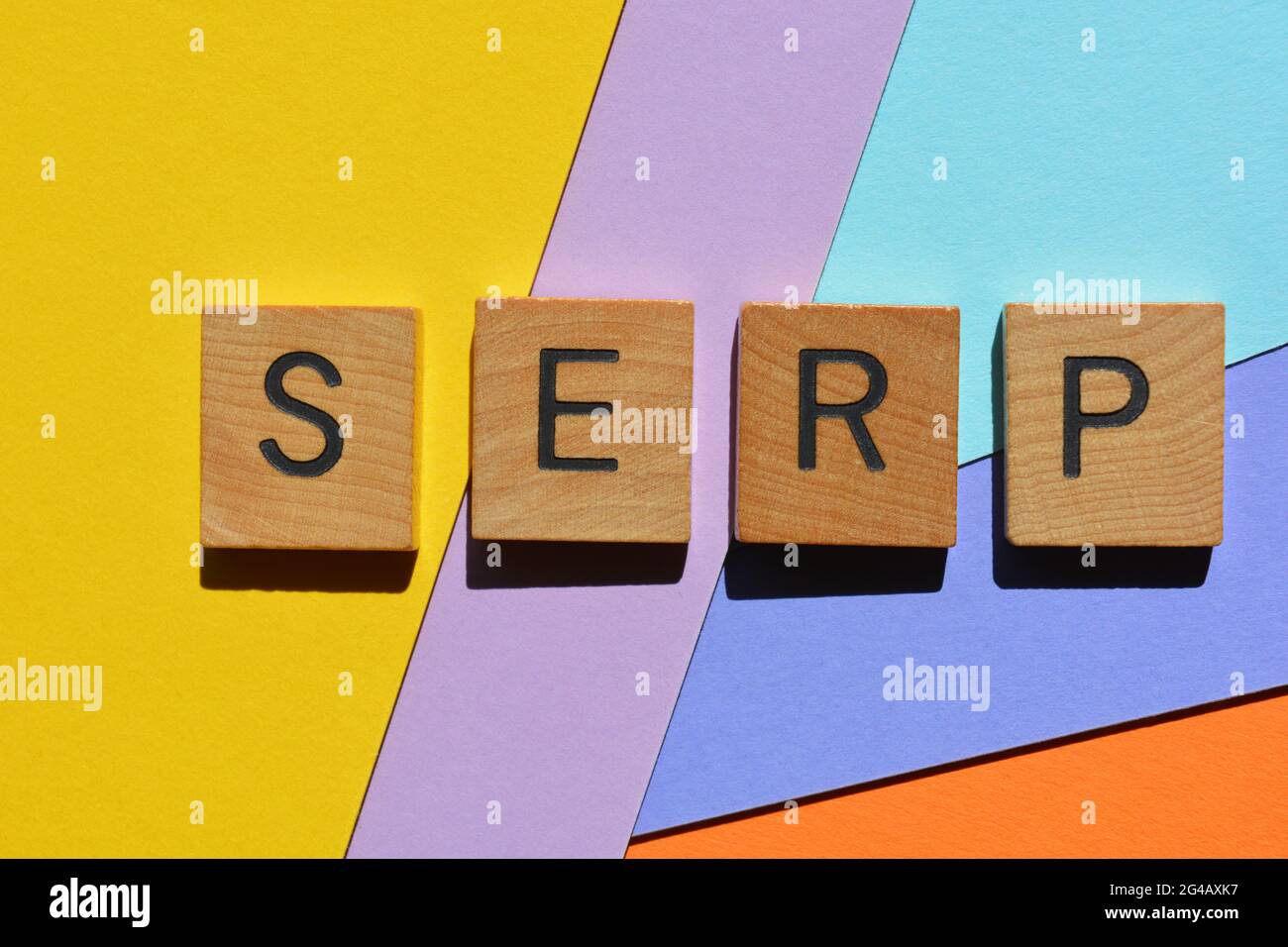 SERP, acronyme de Search Engine Results page en lettres de l'alphabet en bois sur fond multicolore Banque D'Images