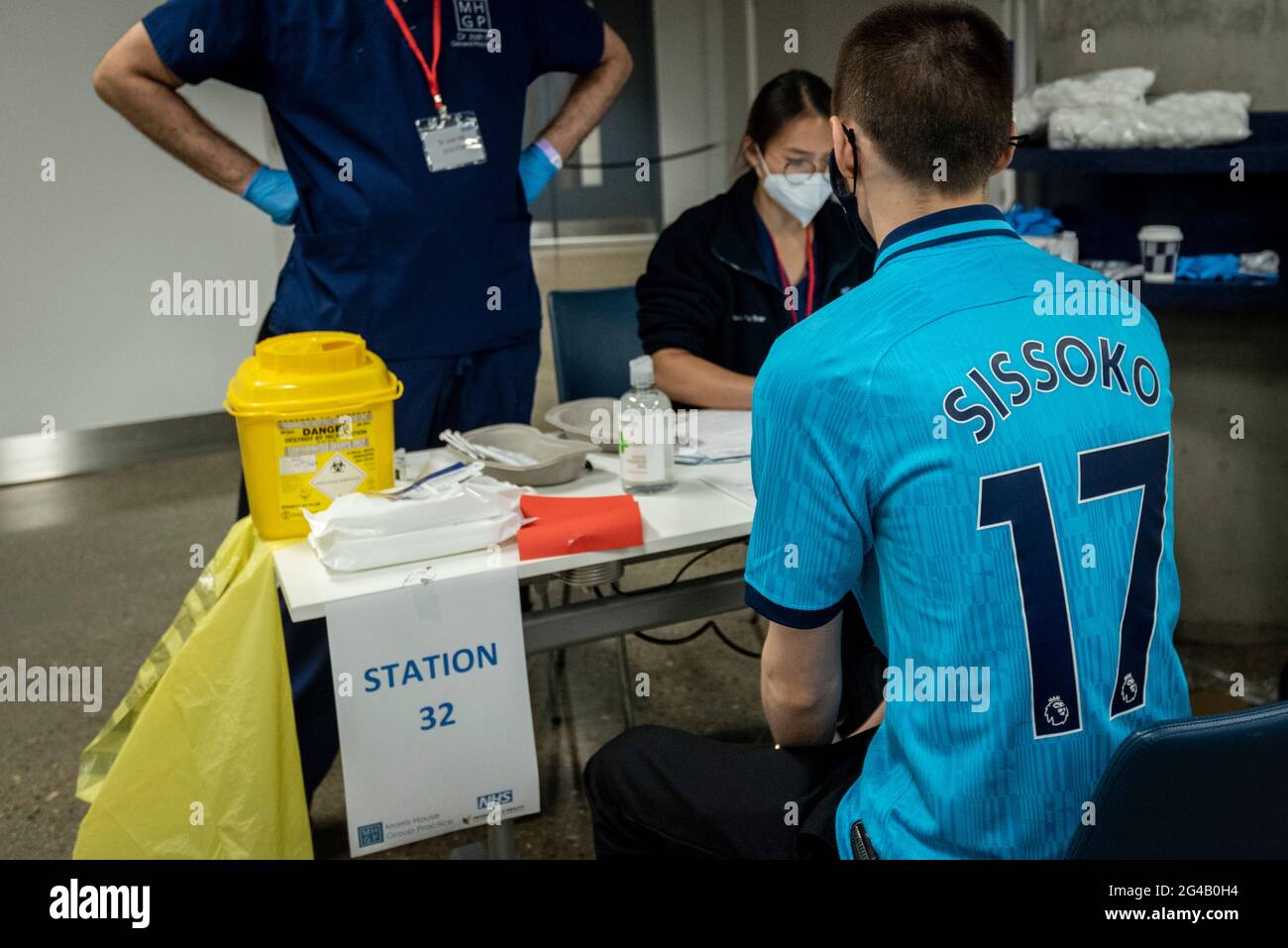 Londres, Royaume-Uni. 20 juin 2021. Richard Walker, 29 ans, fan de Spirs, attend de recevoir un jab vaccinal Pfizer dans un centre de vaccination de masse au stade de Tottenham Hotspur car la capitale vise 100,000 doses administrées par jour. Chelsea, West Ham et Charlton étaient d'autres clubs de football de Londres qui ont participé la veille. Crédit : Stephen Chung/Alay Live News Banque D'Images