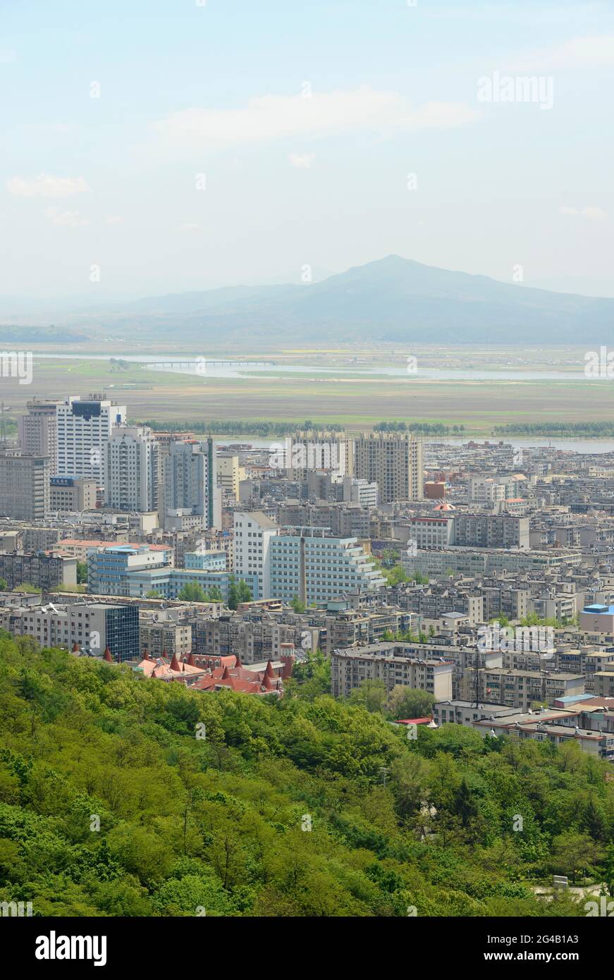 Vue sur la ville de Dandong dans la province de Liaoning, avec la ville frontalière de Sinuju en Corée du Nord au-delà du fleuve dans la distance.Dandong, Chine Banque D'Images