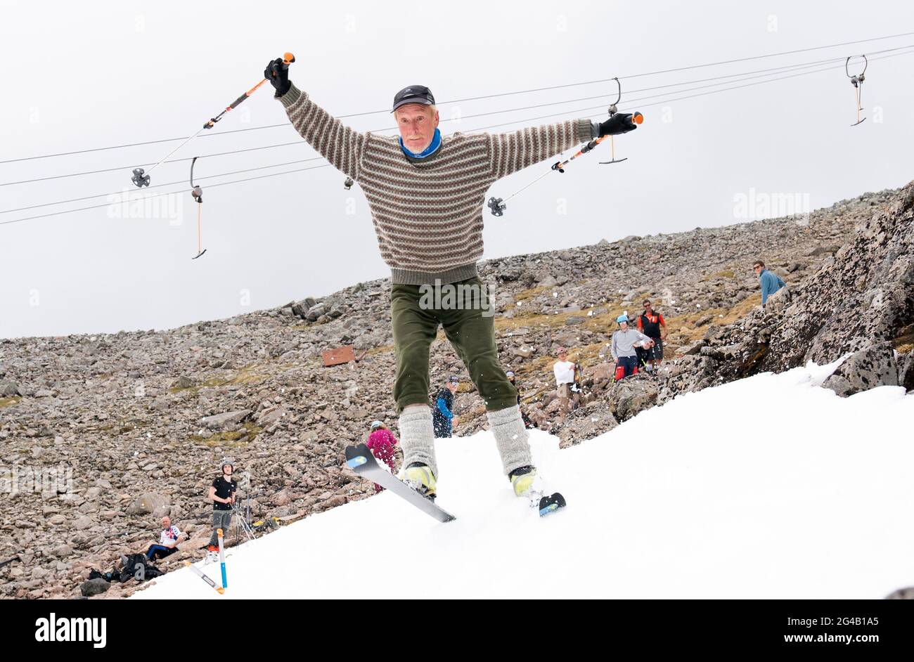 Mark Thomasson, de Kinlochleven, qui était l'un des quelque 20 skieurs et snowboarders qui ont grimpé jusqu'aux restes de neige sur Meall a'Bhuiridh à Glencoe pendant le ski du milieu de l'été. L'événement, organisé par le Glencoe Mountain Resort, se tient chaque année le week-end le plus proche du solstice d'été. Date de la photo: Dimanche 20 juin 2021. Banque D'Images
