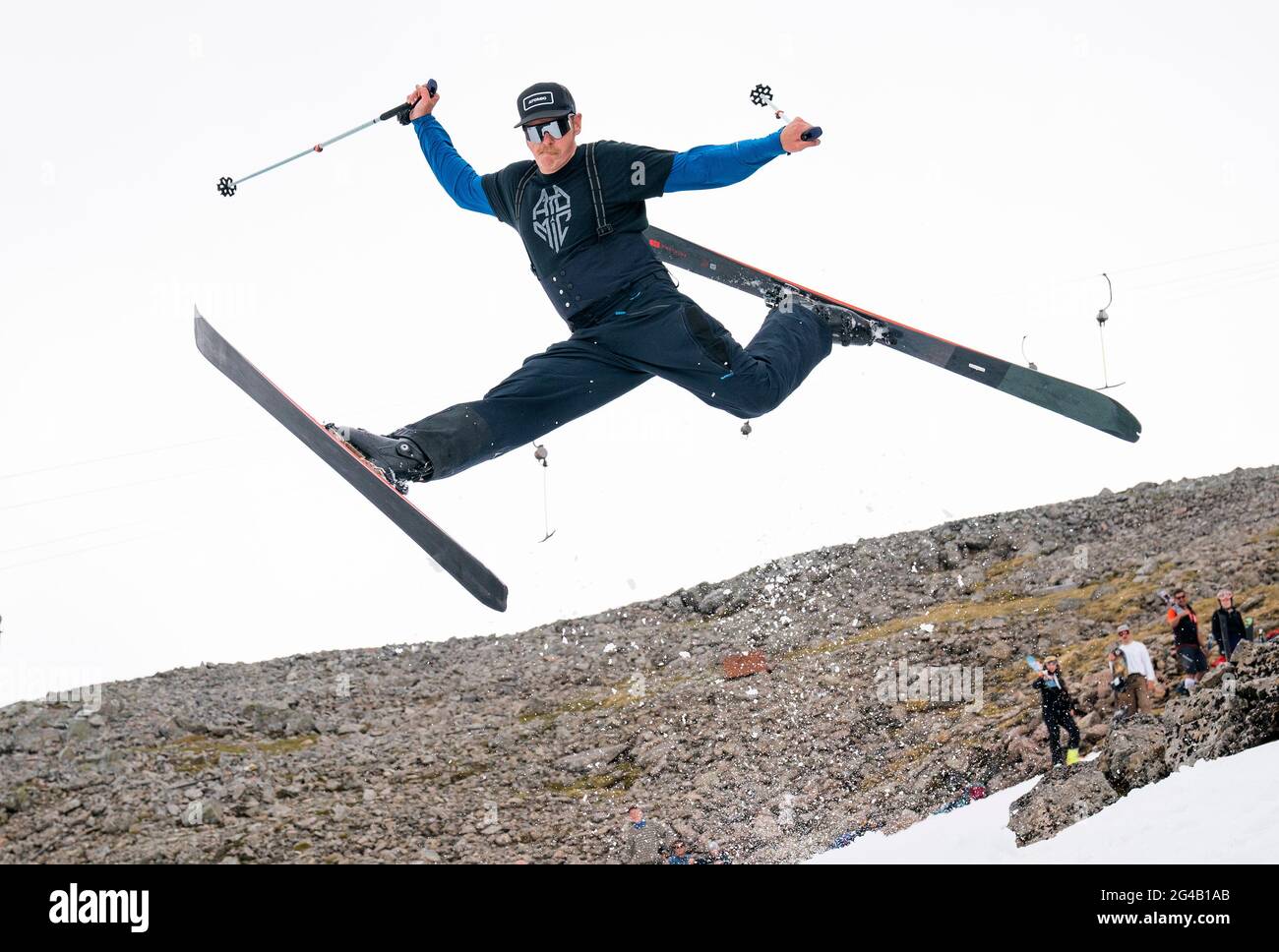 Findlay Mickel, d'Édimbourg, qui était l'un des quelque 20 skieurs et snowboarders qui ont grimpé jusqu'aux restes de neige sur Meall a'Bhuiridh à Glencoe pendant le ski de mi-été. L'événement, organisé par le Glencoe Mountain Resort, se tient chaque année le week-end le plus proche du solstice d'été. Date de la photo: Dimanche 20 juin 2021. Banque D'Images