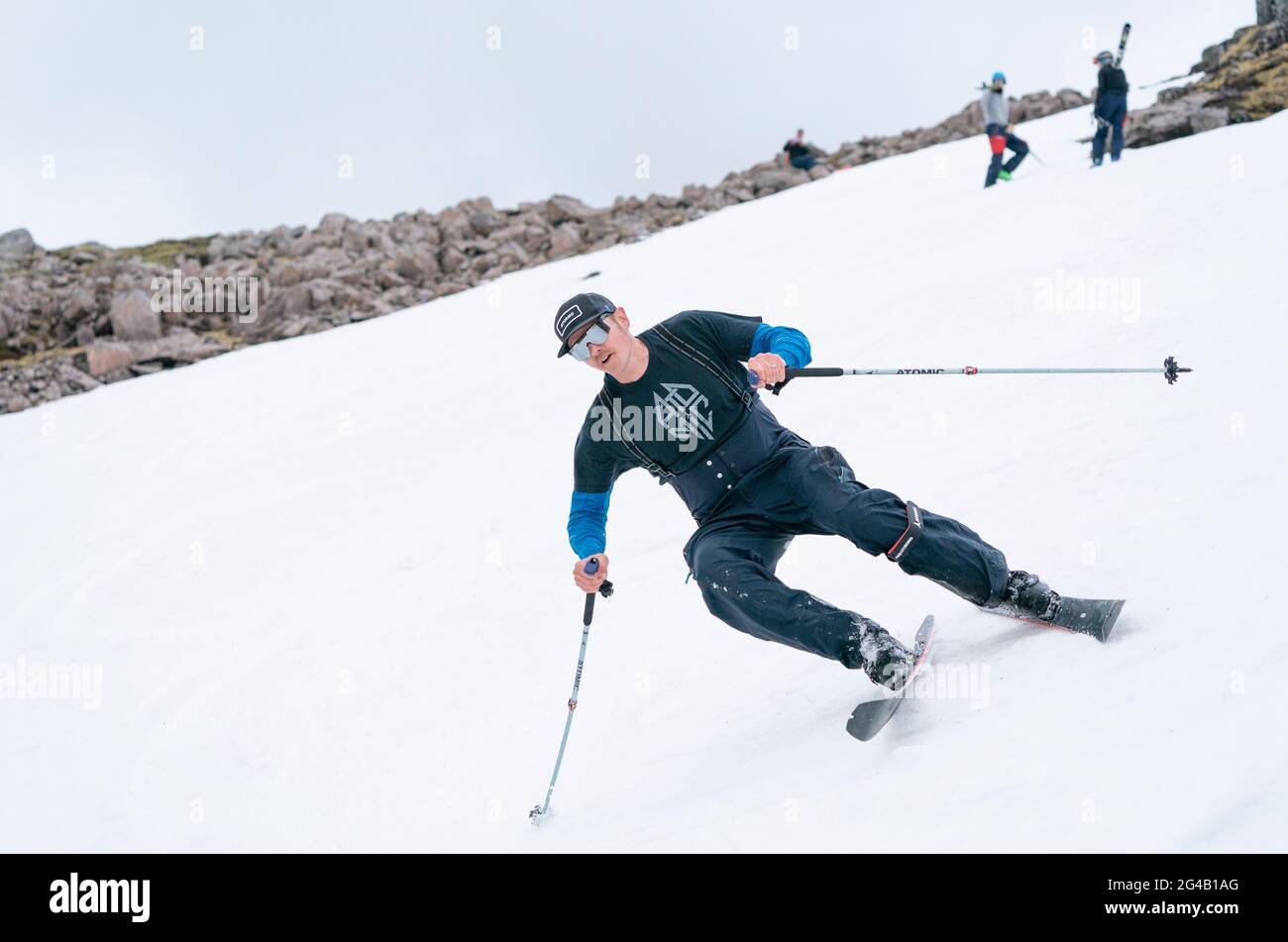 Findlay Mickel, d'Édimbourg, sur l'un des restes de neige de Meall a'Bhuiridh à Glencoe pendant le ski de mi-été. L'événement, organisé par le Glencoe Mountain Resort, se tient chaque année le week-end le plus proche du solstice d'été. Date de la photo: Dimanche 20 juin 2021. Banque D'Images