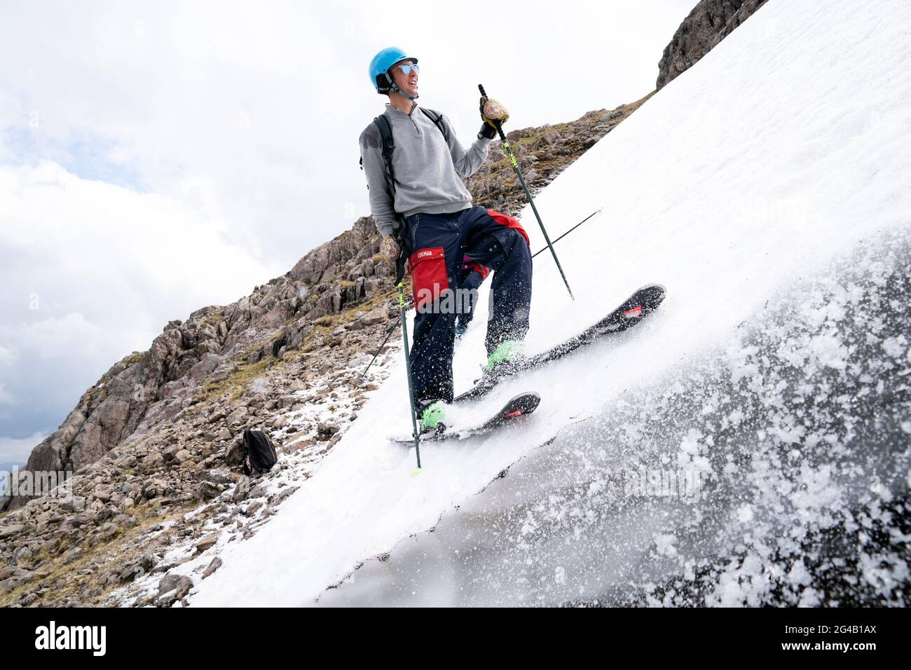 Calum Shepherd, d'Édimbourg, sur l'un des restes de neige sur Meall a'Bhuiridh à Glencoe pendant le ski de mi-été. L'événement, organisé par le Glencoe Mountain Resort, se tient chaque année le week-end le plus proche du solstice d'été. Date de la photo: Dimanche 20 juin 2021. Banque D'Images