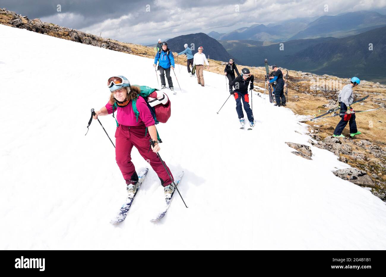 Joyce Paton, de Peterhead, sur l'un des restes de neige sur Meall a'Bhuiridh à Glencoe pendant le ski de mi-été. L'événement, organisé par le Glencoe Mountain Resort, se tient chaque année le week-end le plus proche du solstice d'été. Date de la photo: Dimanche 20 juin 2021. Banque D'Images