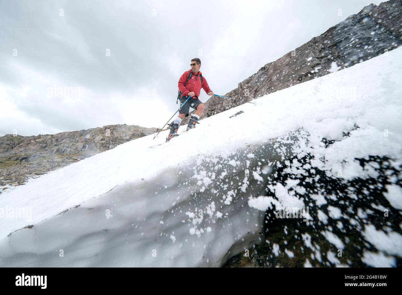 Toby Roberts, d'Édimbourg, sur l'un des restes de neige de Meall a'Bhuiridh à Glencoe pendant le ski de mi-été. L'événement, organisé par le Glencoe Mountain Resort, se tient chaque année le week-end le plus proche du solstice d'été. Date de la photo: Dimanche 20 juin 2021. Banque D'Images