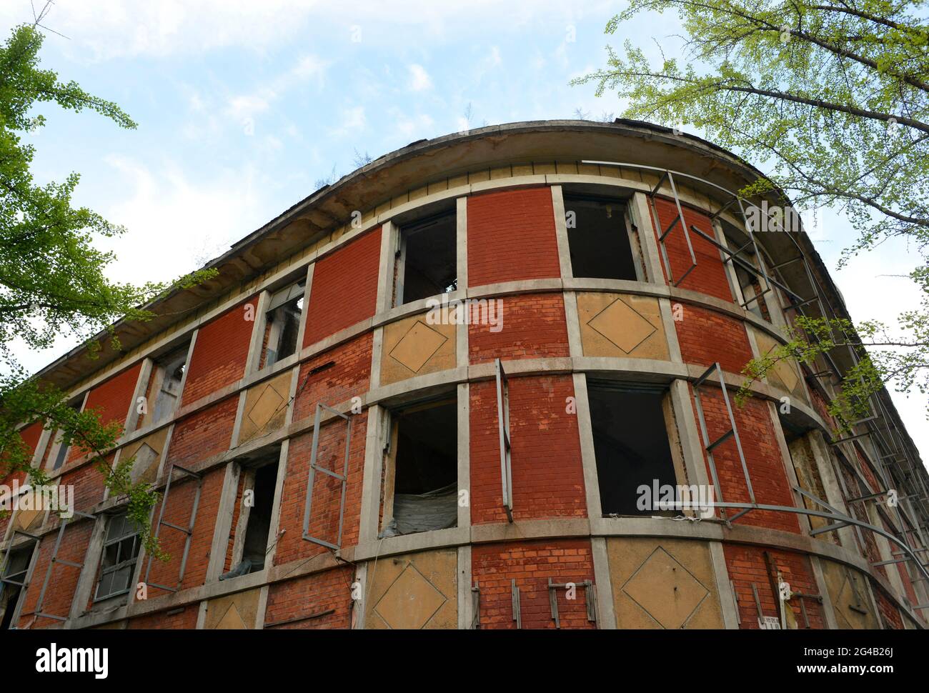 Bâtiment abandonné mais autrefois élégant dans la ville de Dandong, sur la rive opposée de la rivière Yalu à Sinuju en Corée du Nord, dans la province de Liaoning, en Chine Banque D'Images