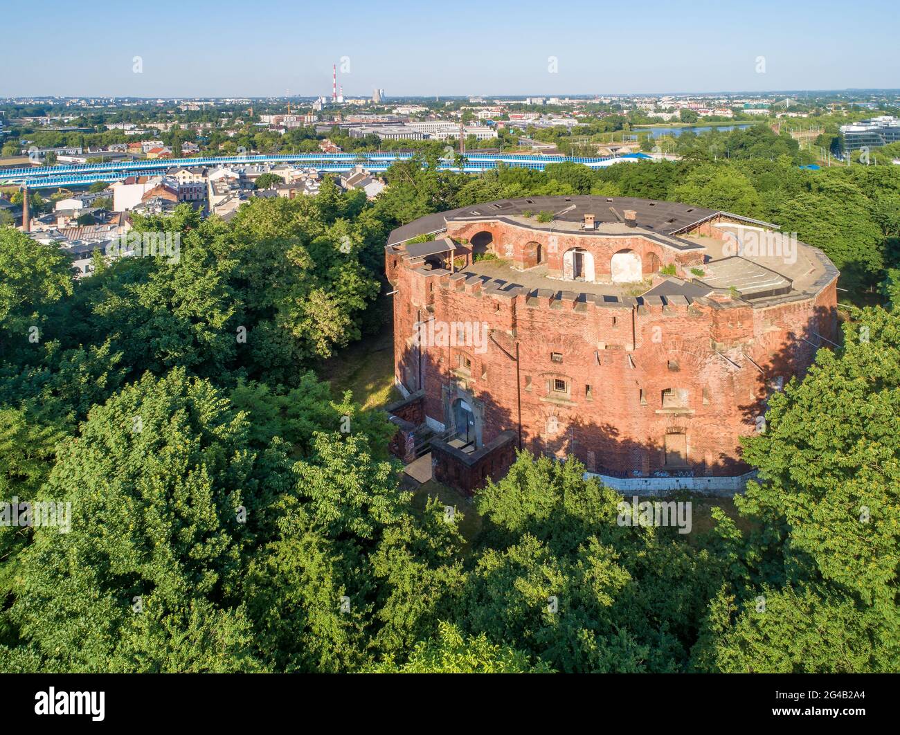 Fort Saint Benoît 31 dans le district de Podgorze à Cracovie, Pologne. Construit en 1853-1856. Entouré d'arbres, actuellement en cours de rénovation. Vue aérienne Banque D'Images