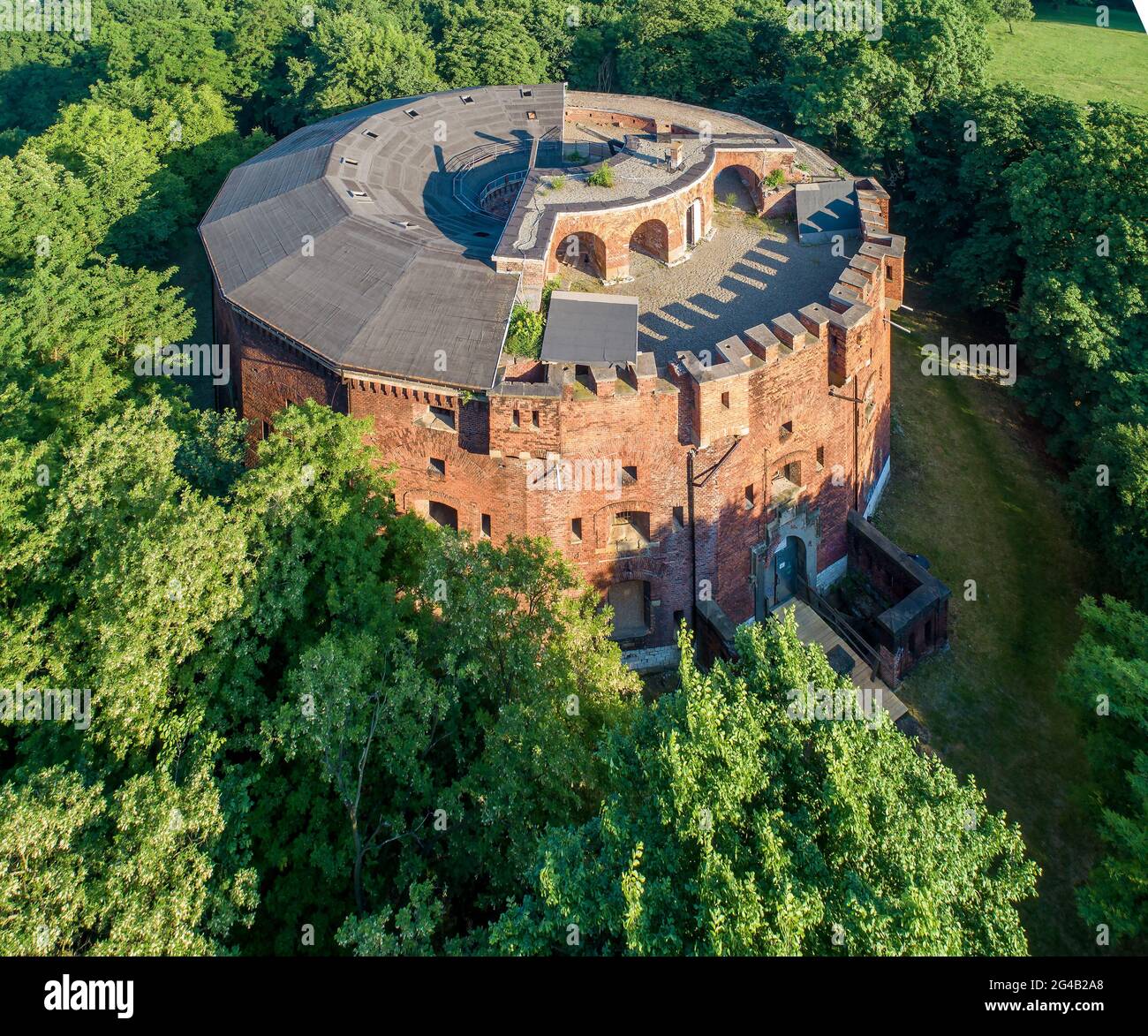 Fort Saint Benoît 31 dans le district de Podgorze à Cracovie, Pologne. Construit en 1853-1856. Entouré d'arbres, actuellement en cours de rénovation. Vue aérienne Banque D'Images