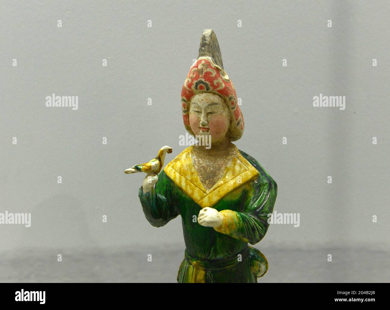 Une femme avec un pigeon, une céramique de la dynastie Tang trois couleurs exposée au musée du palais impérial à Shenyang, en Chine Banque D'Images