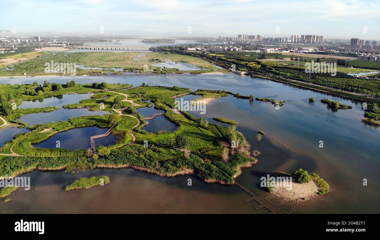 Shijiazhuang. 20 juin 2021. La photo aérienne prise le 20 juin 2021 montre le paysage de la rivière Hutuo à Shijiazhuang, dans la province de Hebei, au nord de la Chine. Crédit: Luo Xuefeng/Xinhua/Alamy Live News Banque D'Images