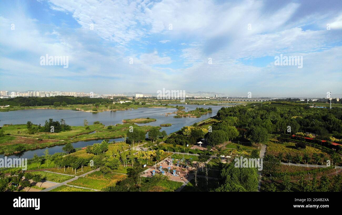 Shijiazhuang. 20 juin 2021. La photo aérienne prise le 20 juin 2021 montre le paysage de la rivière Hutuo à Shijiazhuang, dans la province de Hebei, au nord de la Chine. Crédit: Luo Xuefeng/Xinhua/Alamy Live News Banque D'Images