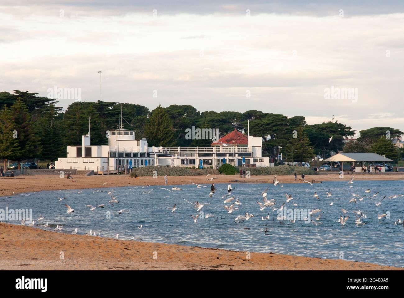 Sebastians Beach Bar and Grill, un pavillon de baignade en bord de mer de 1935 à Williamstown Beach sur Hobsons Bay, Melbourne, Australie Banque D'Images