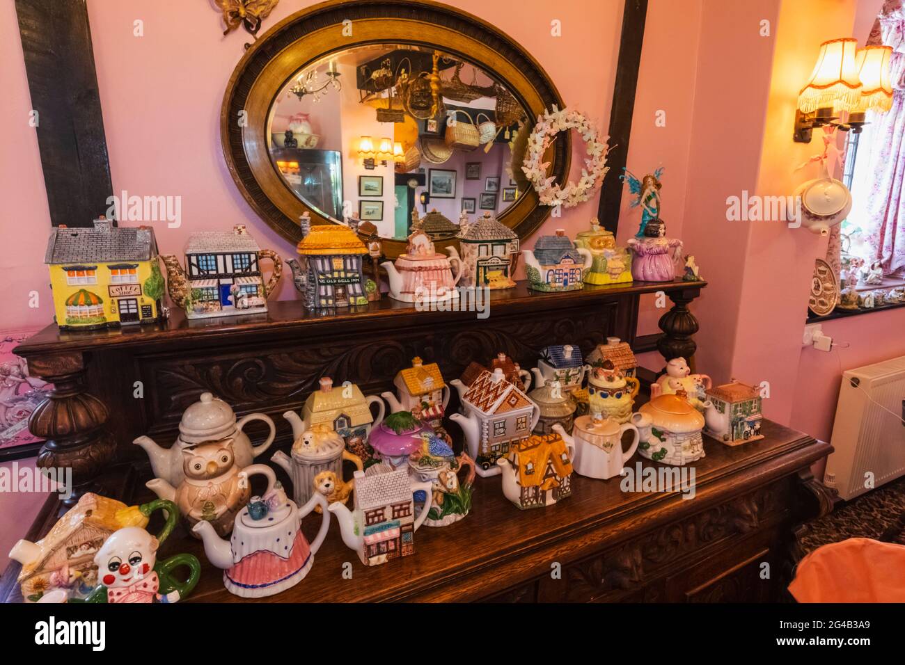 Angleterre, Île de Wight, Old Shanklin Village, le vieux tashop de chaume, exposition de titanes vintage Novelty colorées Banque D'Images