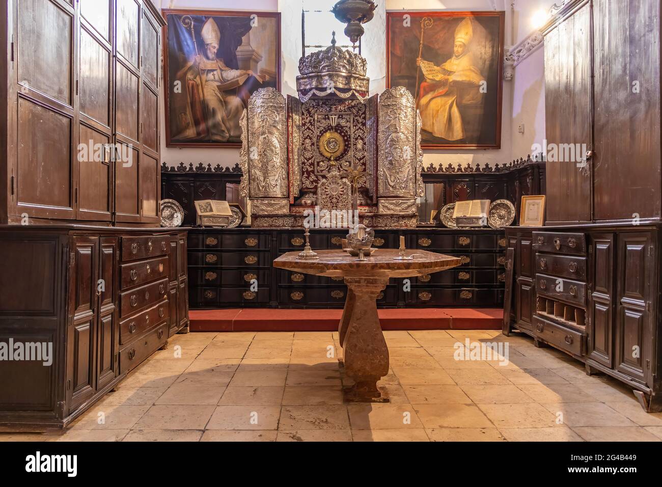Medina-Sidonia, Cadix, Espagne - 15 juin 2021 : Sanctuaire à l'intérieur de l'église de Santa Maria dans la ville de Medina-Sidonia dans la province de Cadix, an Banque D'Images