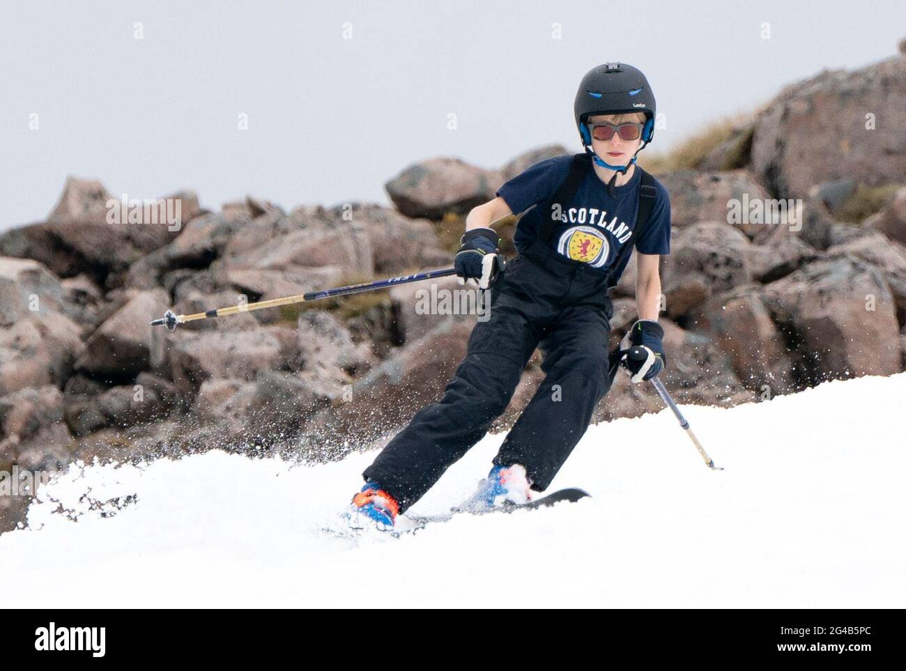 SEB Zante, âgée de 12 ans, de Glasgow, sur l'une des autres neigeuses de Meall a'Bhuiridh à Glencoe. SEB était la plus jeune personne à participer au ski de milieu d'été, un événement organisé par la station de Glencoe Mountain et tenu chaque année le week-end le plus proche du solstice d'été. Date de la photo: Dimanche 20 juin 2021. Banque D'Images