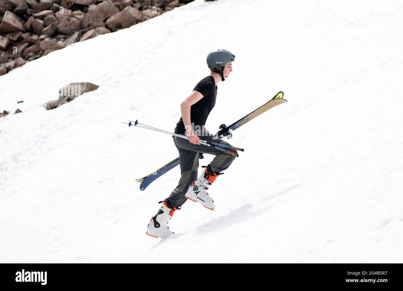 Fynn Gentle, d'Aberdeen, sur l'un des restes de neige sur Meall a'Bhuiridh à Glencoe pendant le ski de mi-été. L'événement, organisé par le Glencoe Mountain Resort, se tient chaque année le week-end le plus proche du solstice d'été. Date de la photo: Dimanche 20 juin 2021. Banque D'Images