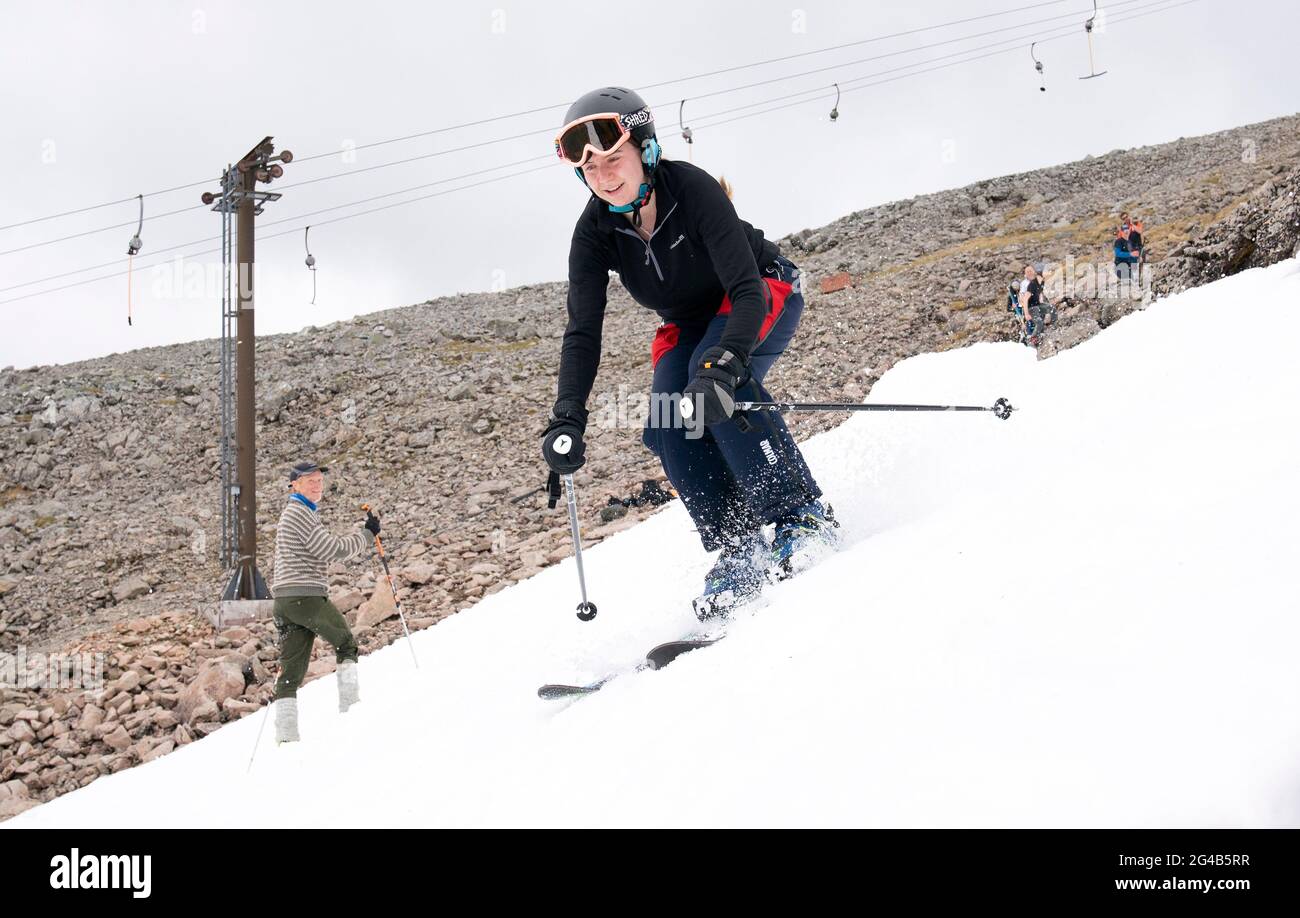 Jemma Clarke, d'Édimbourg, sur l'un des restes de neige de Meall a'Bhuiridh à Glencoe pendant le ski de mi-été. L'événement, organisé par le Glencoe Mountain Resort, se tient chaque année le week-end le plus proche du solstice d'été. Date de la photo: Dimanche 20 juin 2021. Banque D'Images