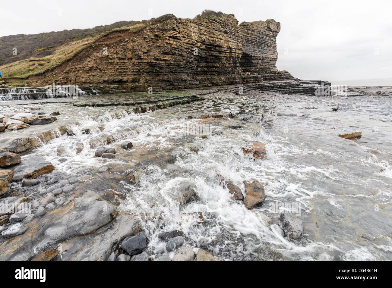 Ruisseau d'eau douce qui coule sur la plage de Traeth Mawr sur le Wales Coast Path près de Monknash, pays de Galles, Royaume-Uni Banque D'Images