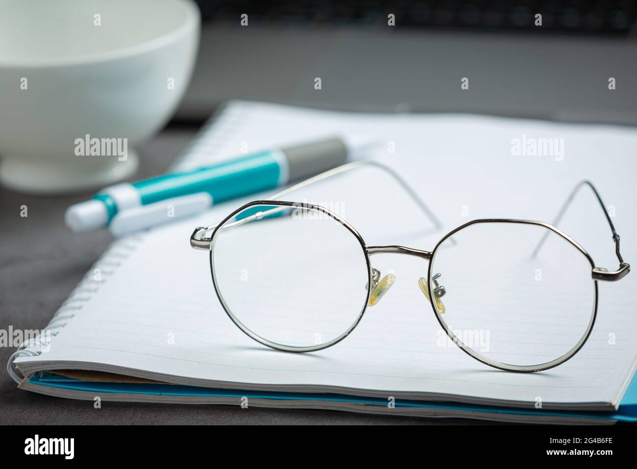 Les lunettes sont placées sur le sol du tableau de concept de la journée mondiale de la vision. Banque D'Images