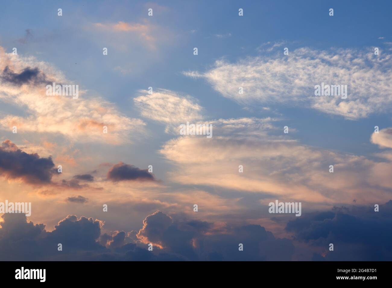 Le ciel au coucher du soleil. De beaux nuages le soir. Banque D'Images