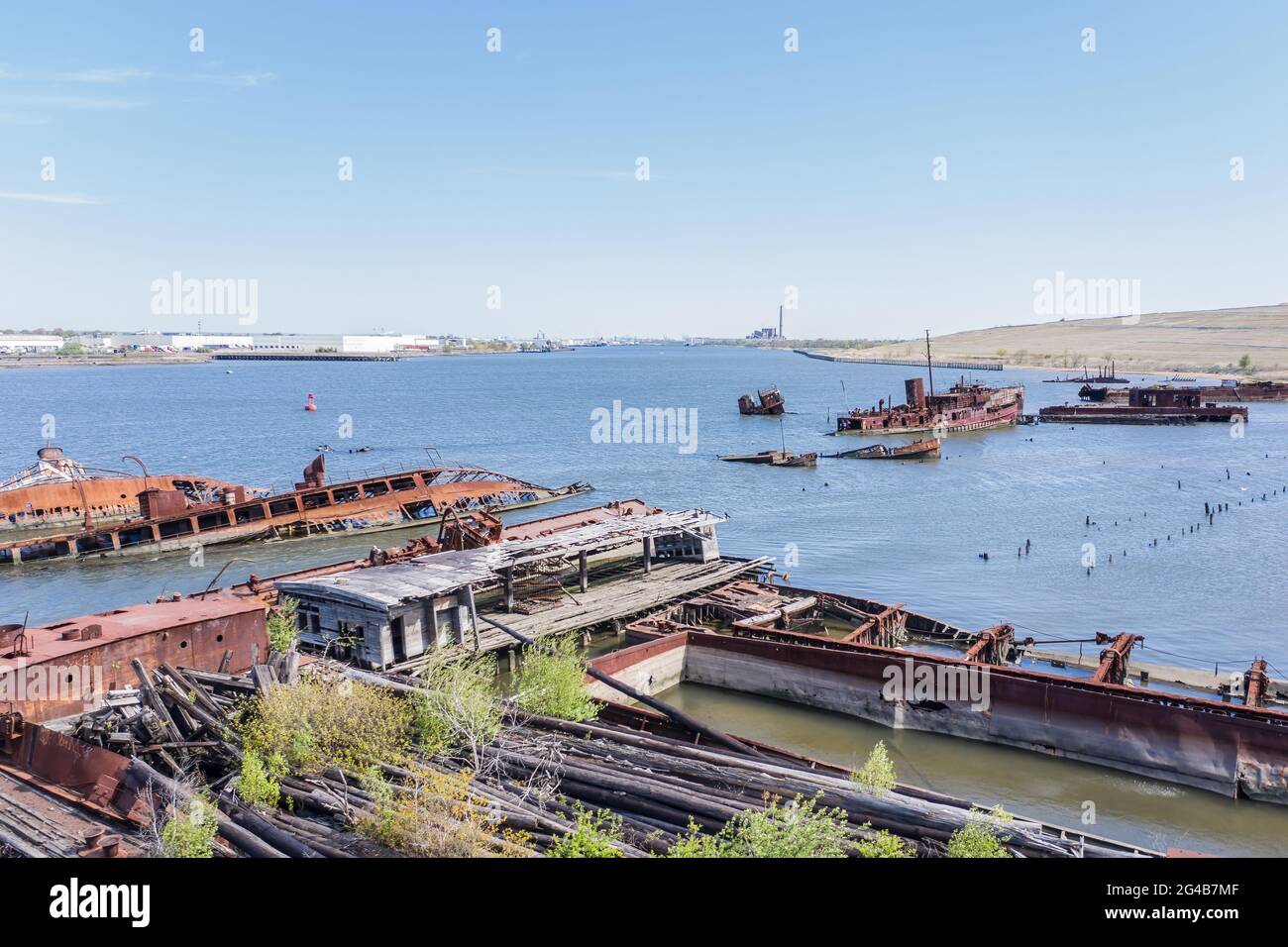 Antenne de bâtiments avec un cimetière de bateau en arrière-plan. Banque D'Images